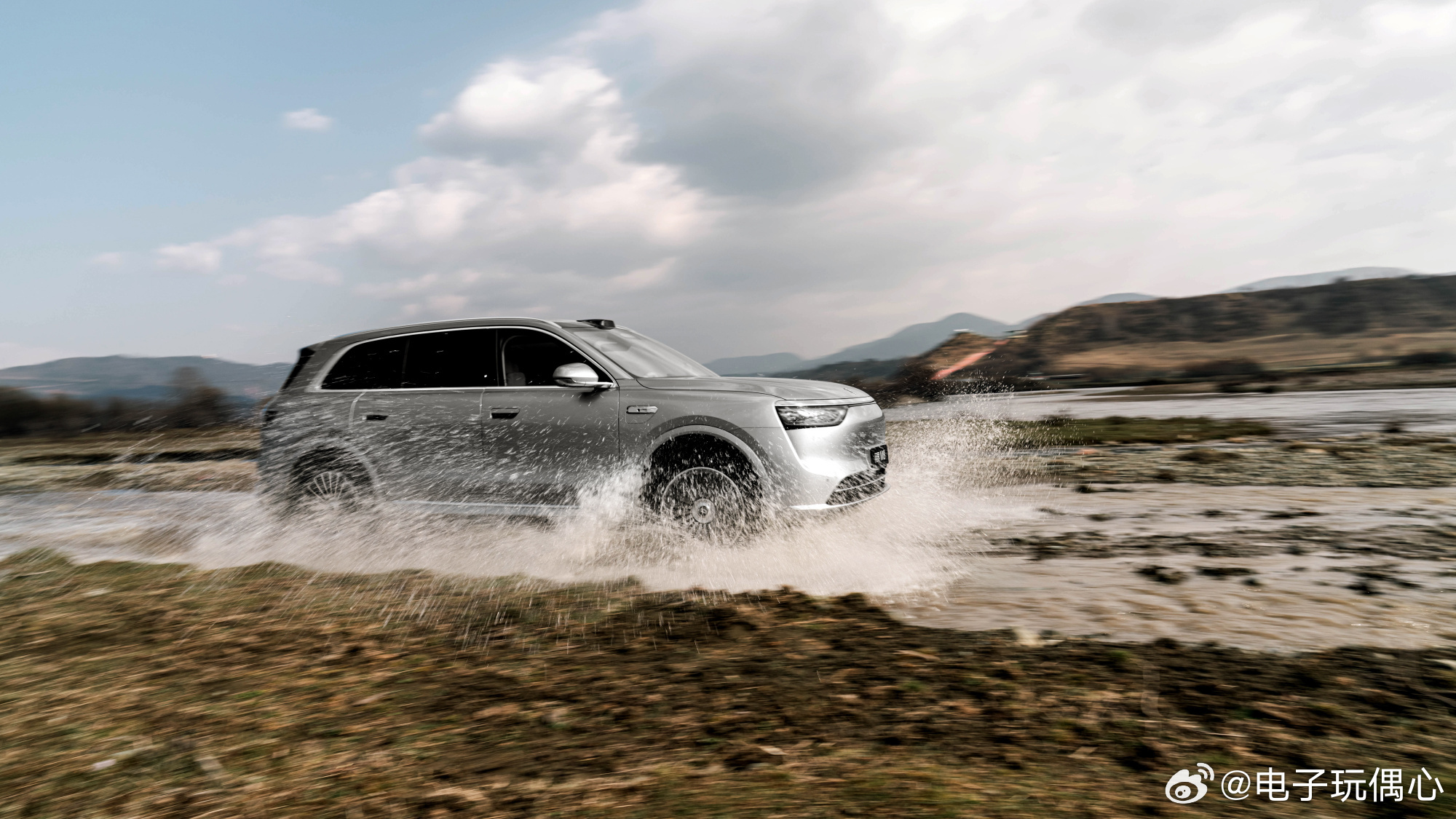 余承东称问界M8交付突破16万辆AWE华为全场景智慧生活AWE展会上，余承东官宣