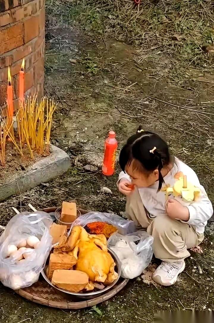 广东一个妈妈，清明节发了条求助，看得人又想笑又犯嘀咕。
镜头前，是刚摆好的祭品，