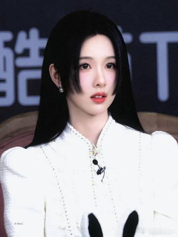 陈都灵抬眸黑切白 易碎感满满的清冷长相，眉眼温顺惹人怜惜，可骨子里自带倔强与冷冽