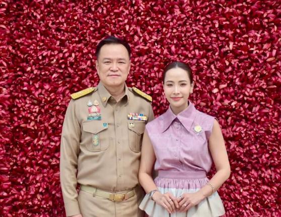 六十岁的泰国总理，娶了位四十岁的妻子。四年，无子。这些数字本身，就是最大的新闻点