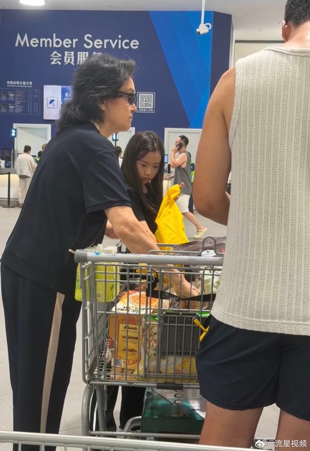 小酒窝与爸爸奶奶逛超市偶遇小酒窝陪爸爸奶奶逛超市逛超市偶遇小酒窝，别的娃坐等投喂