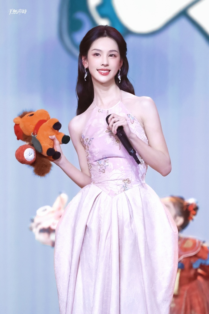 陈都灵百花迎春路透，好萌的嘟嘟，像是粉粉的水蜜桃