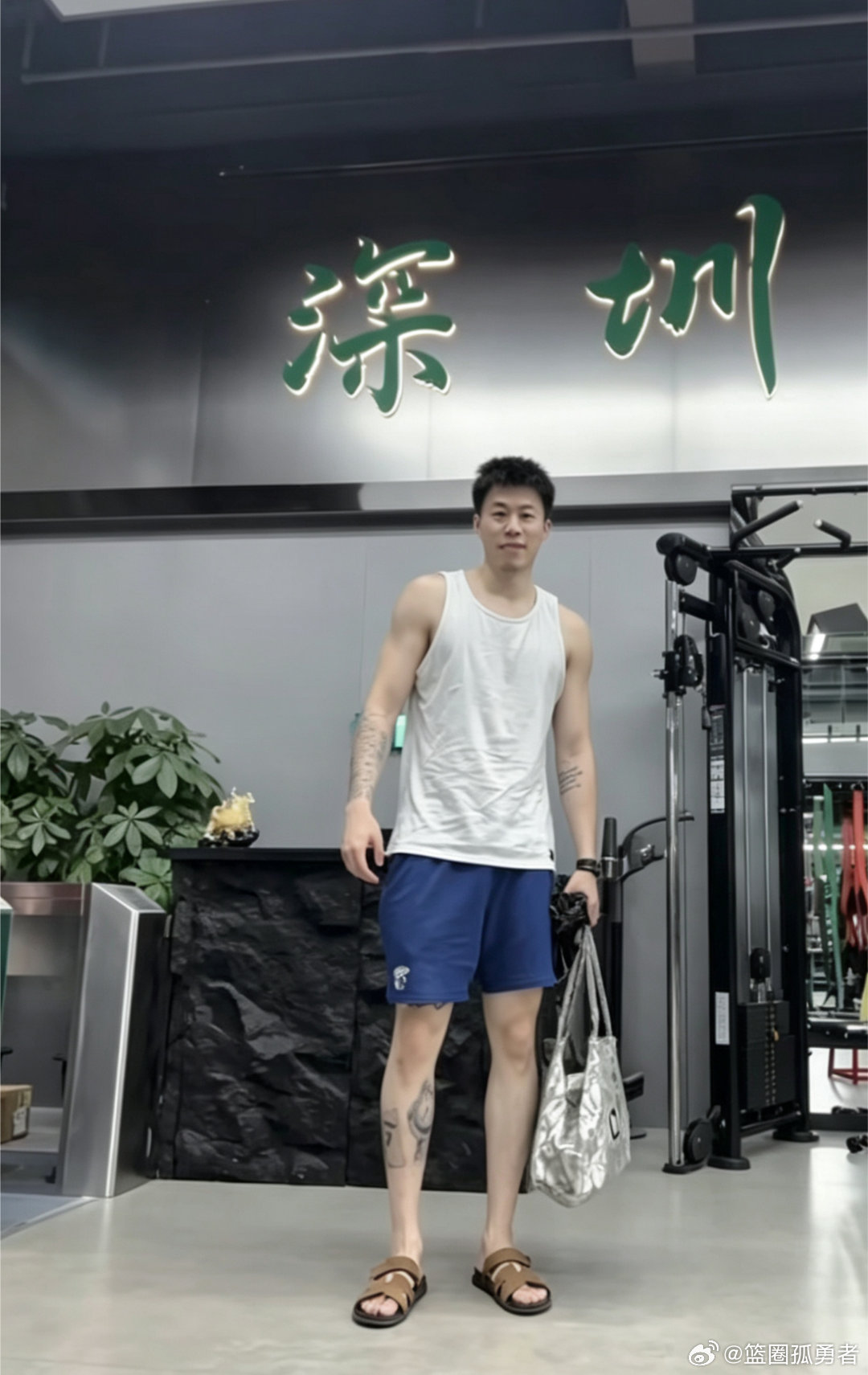 休赛期现役上海男篮核心球员张镇麟继续健身修炼，他回到广东的脚步“粤来粤近了”！c