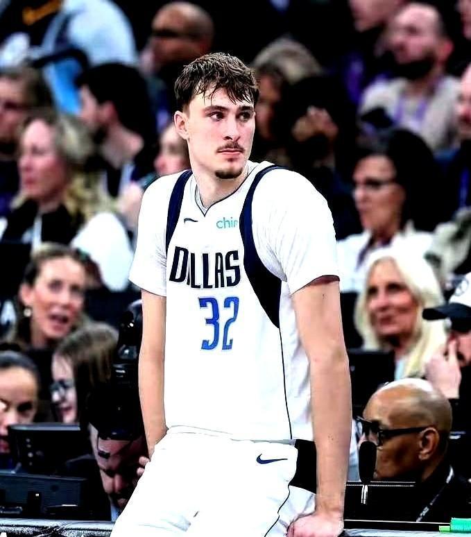 勒布朗在更衣室盯着技术统计表看了三遍。
不是那个四旬老汉得了42分。
是一个刚满