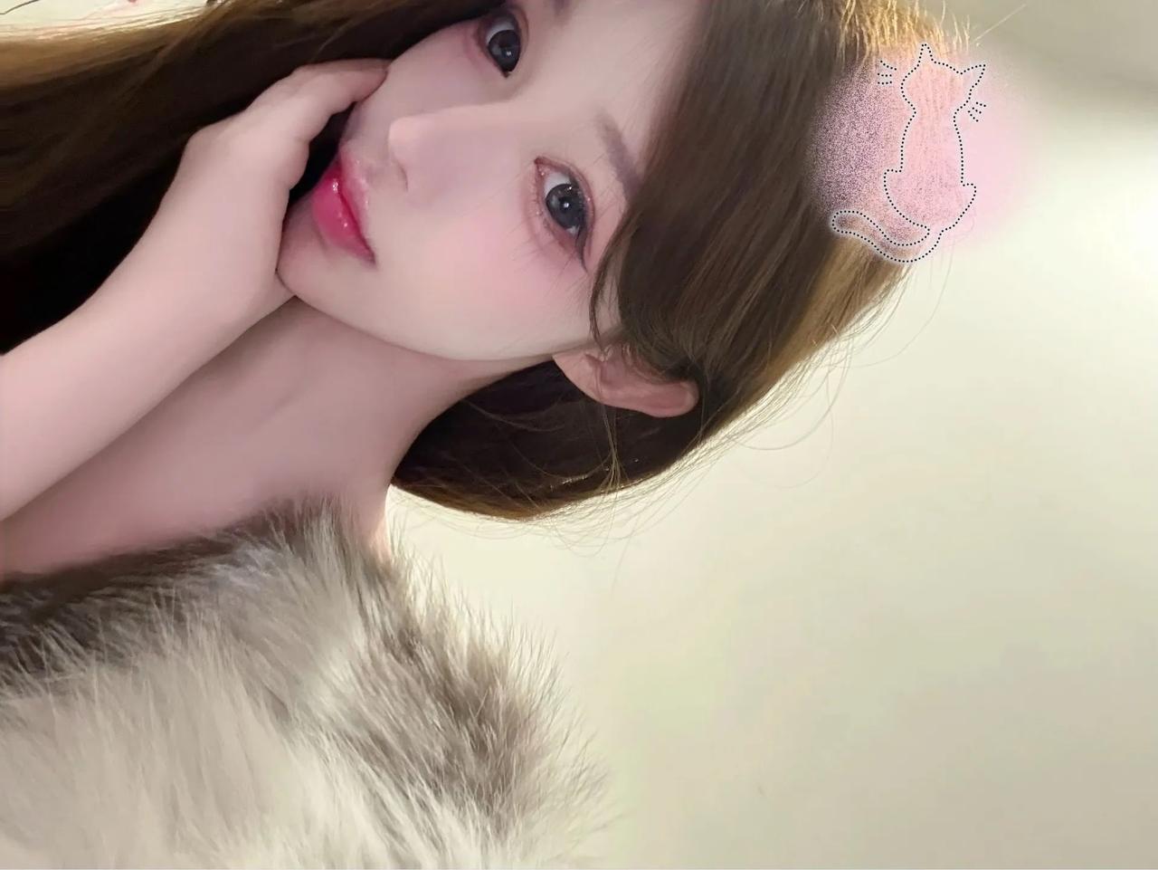 小动作里藏着信号，故意找理由跟你搭话，聊天时总盯着你眼睛笑，或者不经意间靠近你，