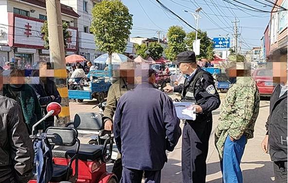 5月11日澎湃新闻报道，江苏一七旬老人卖菜时收到假币，拽住骗子不让走。纠缠中，对