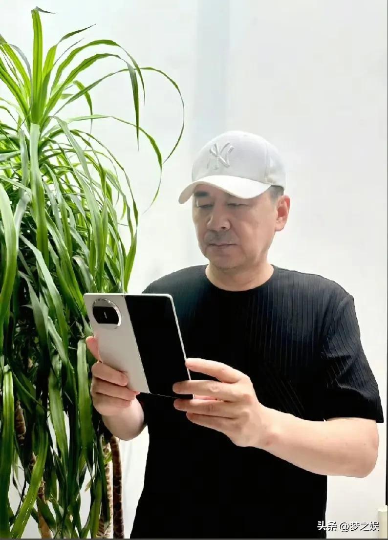 陈建斌，这是咋地了，眼睛受伤了这是，机场蒋勤勤走在前面，陈建斌紧跟后面，一只眼睛
