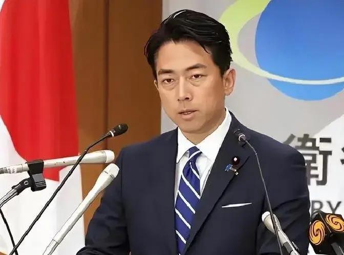 日本防卫大臣小泉进次郎最近放话，直言“坐以待毙不是选项，出击才是日本的路”。
作