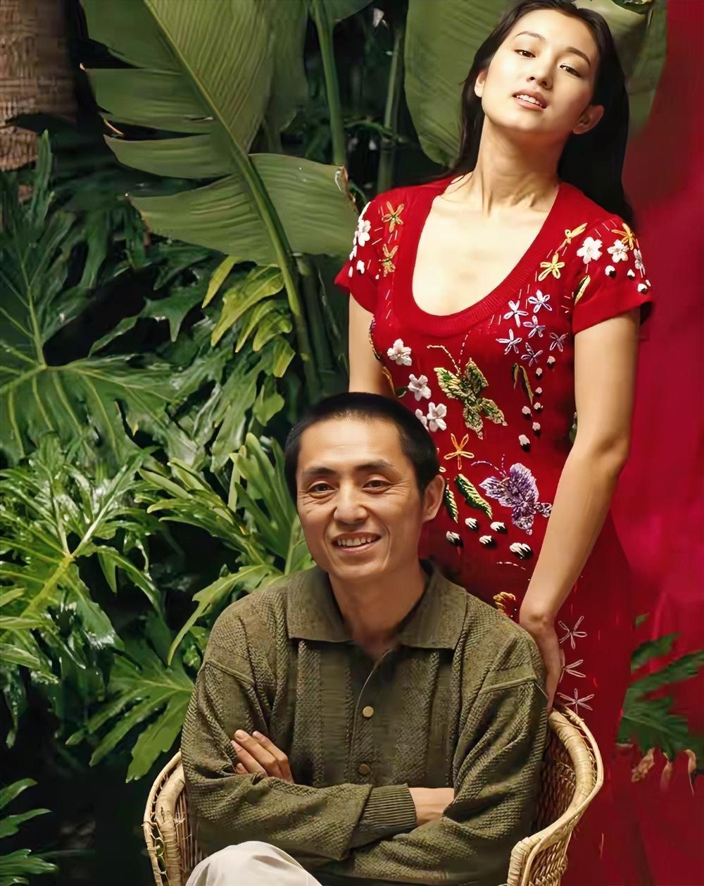 这张照片拍摄于1992年，张艺谋与巩俐前往美国洛杉矶，因《大红灯笼高高挂》提名奥