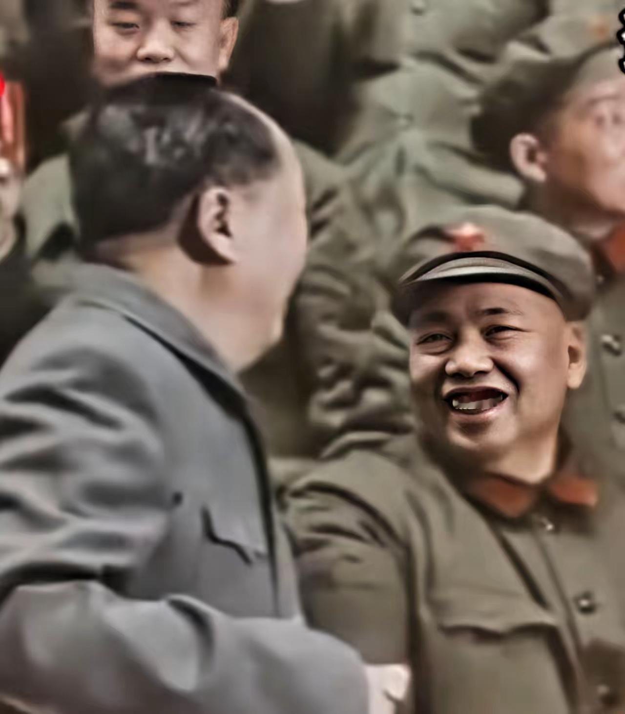 毛主席与许世友的将帅情

1967年，中南海菊香书屋。毛主席的饭桌上，多了一副碗