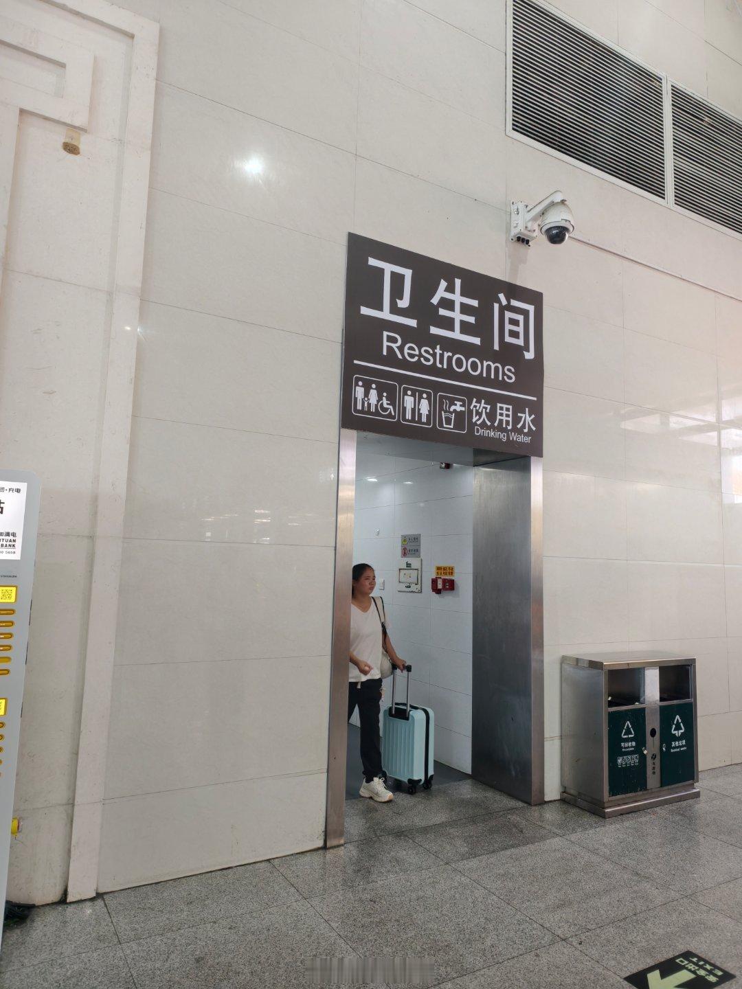 作为二线城市，对东莞站的这个高铁站简直是开眼了，卫生间的脏乱差程度，简直堪比那种