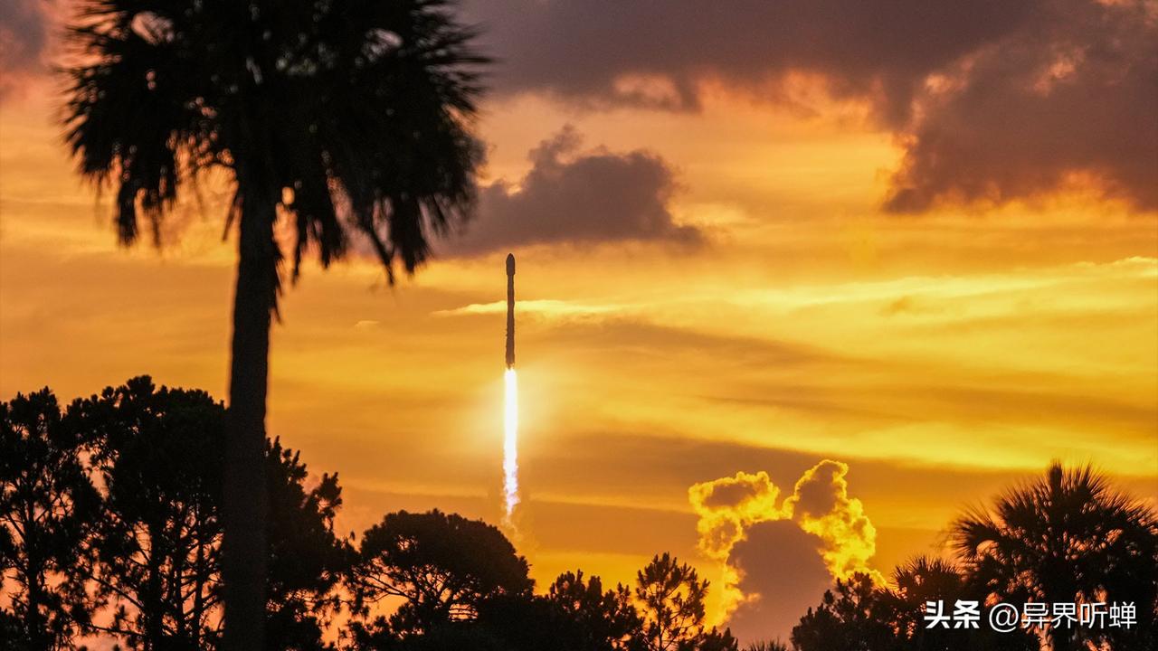 东海岸，西海岸，美国连续发星链！
相隔19小时连续发射两批星链卫星。
6月4日（