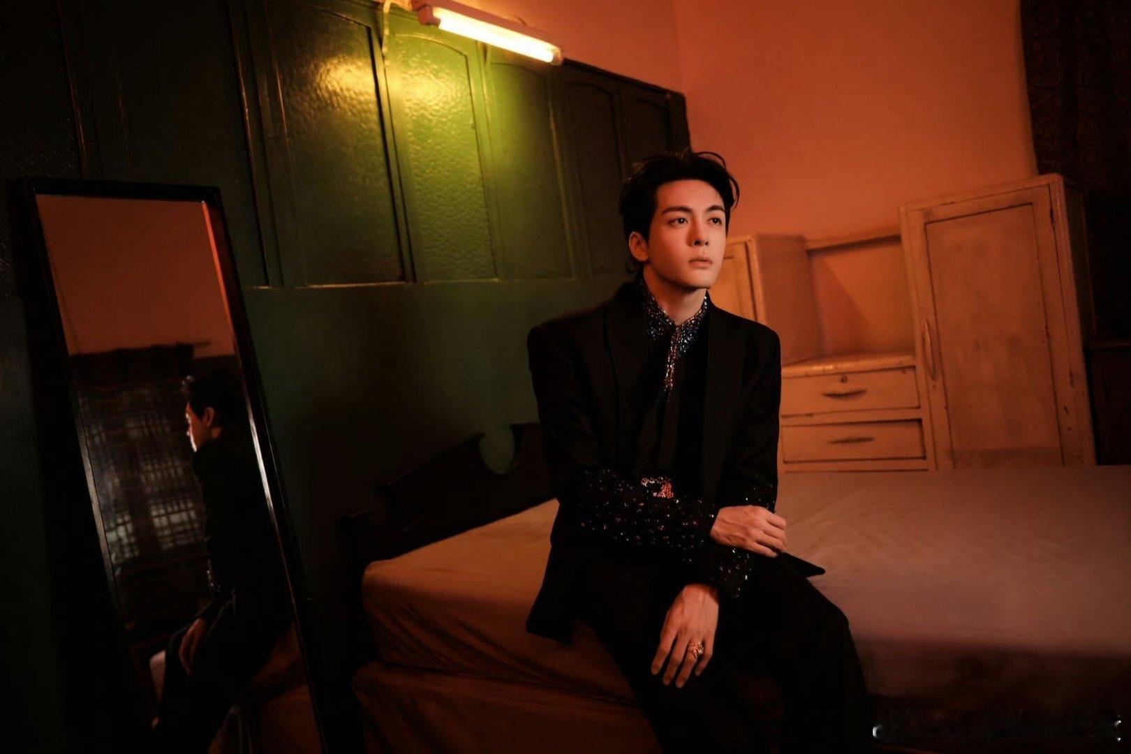 曾舜晞港风可以开班了经典重现，一眼入魂大背头黑西装，光影间尽显贵气。曾舜晞这组港