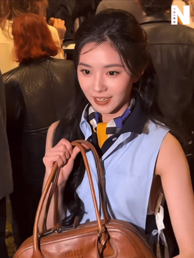 刘浩存李庚希拿手机自拍刘浩存把老鼠干带到MIUMIU大秀了 此女好灵啊 ，MIU