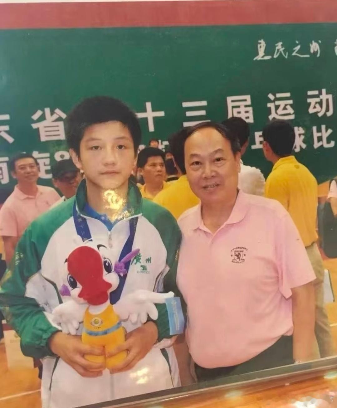 樊振东与他的冠军玩偶们，每一帧都是可爱翻倍。 