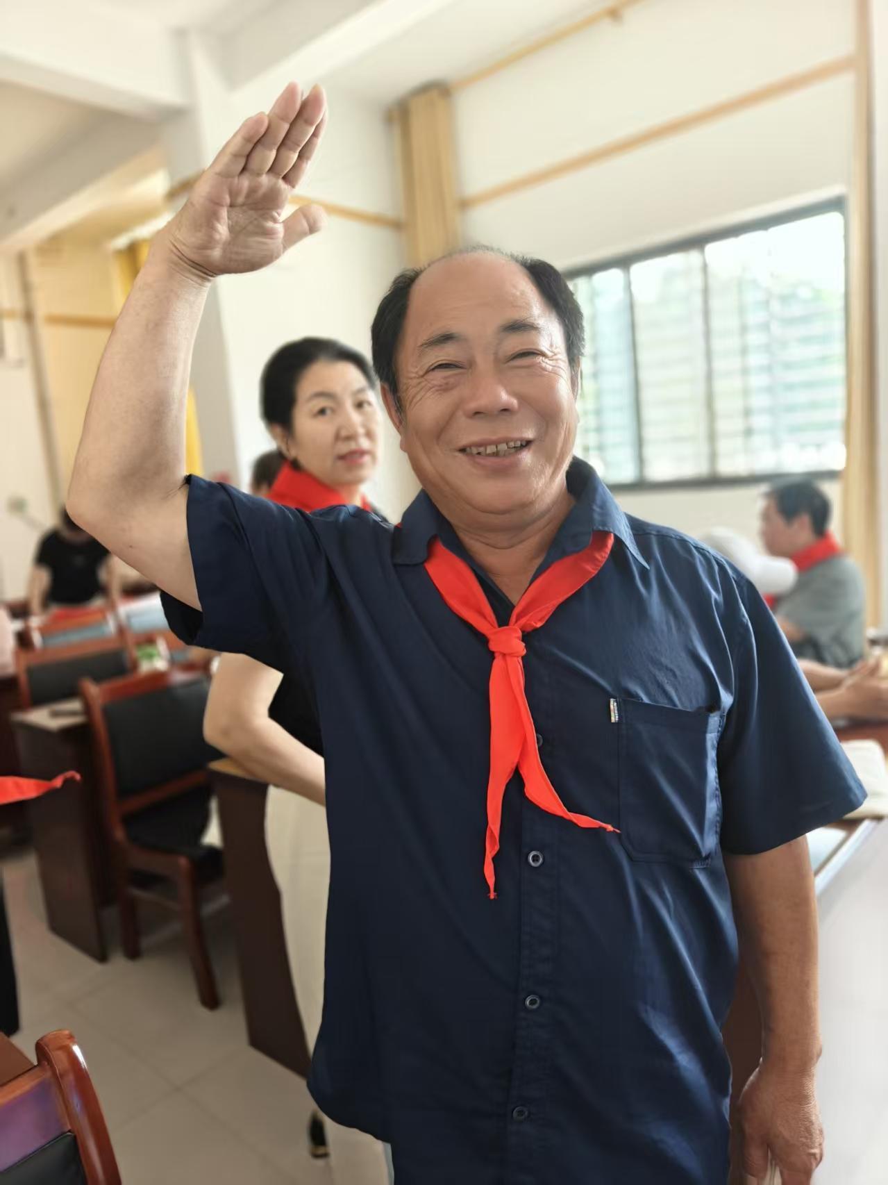 莫道桑榆晚，童心正当时。今天我也是光荣的“少先队员”，祝大家六一快乐！
6月10