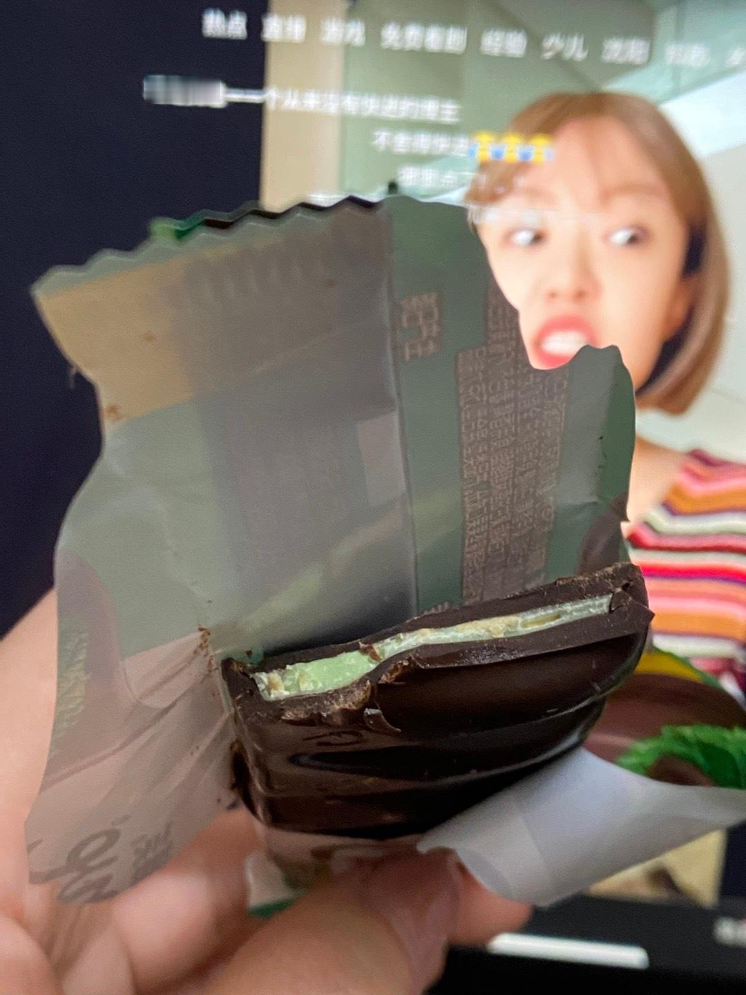 薄巧的味道很神奇 我一直在琢磨。一会是巧克力一会吃牙膏味 嘴里是巧克力口感 但嗓