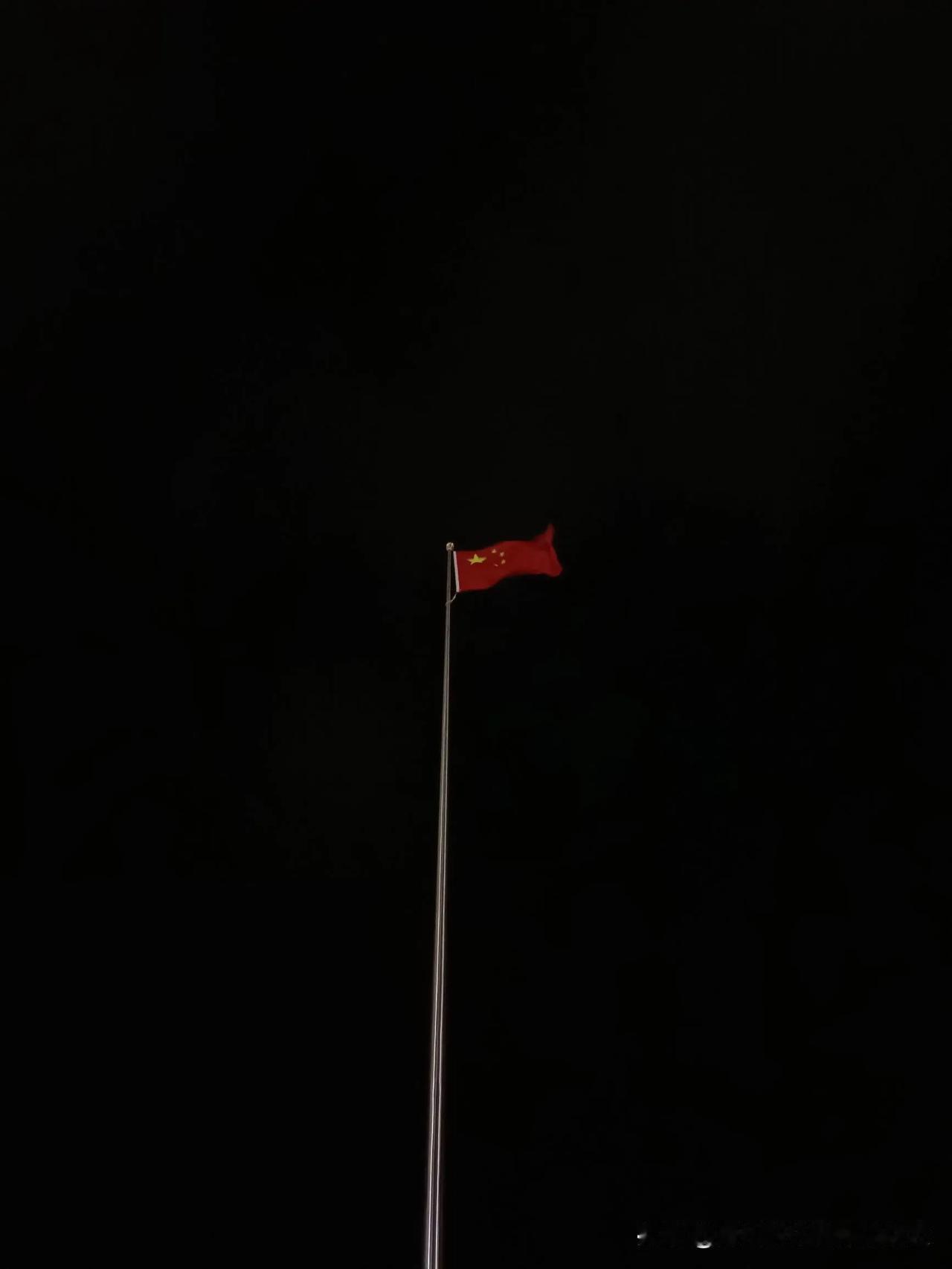 历经“七七”的苦难，
才知红旗飘扬的来之不易！
铭记历史，
以史为鉴！#用铭记致