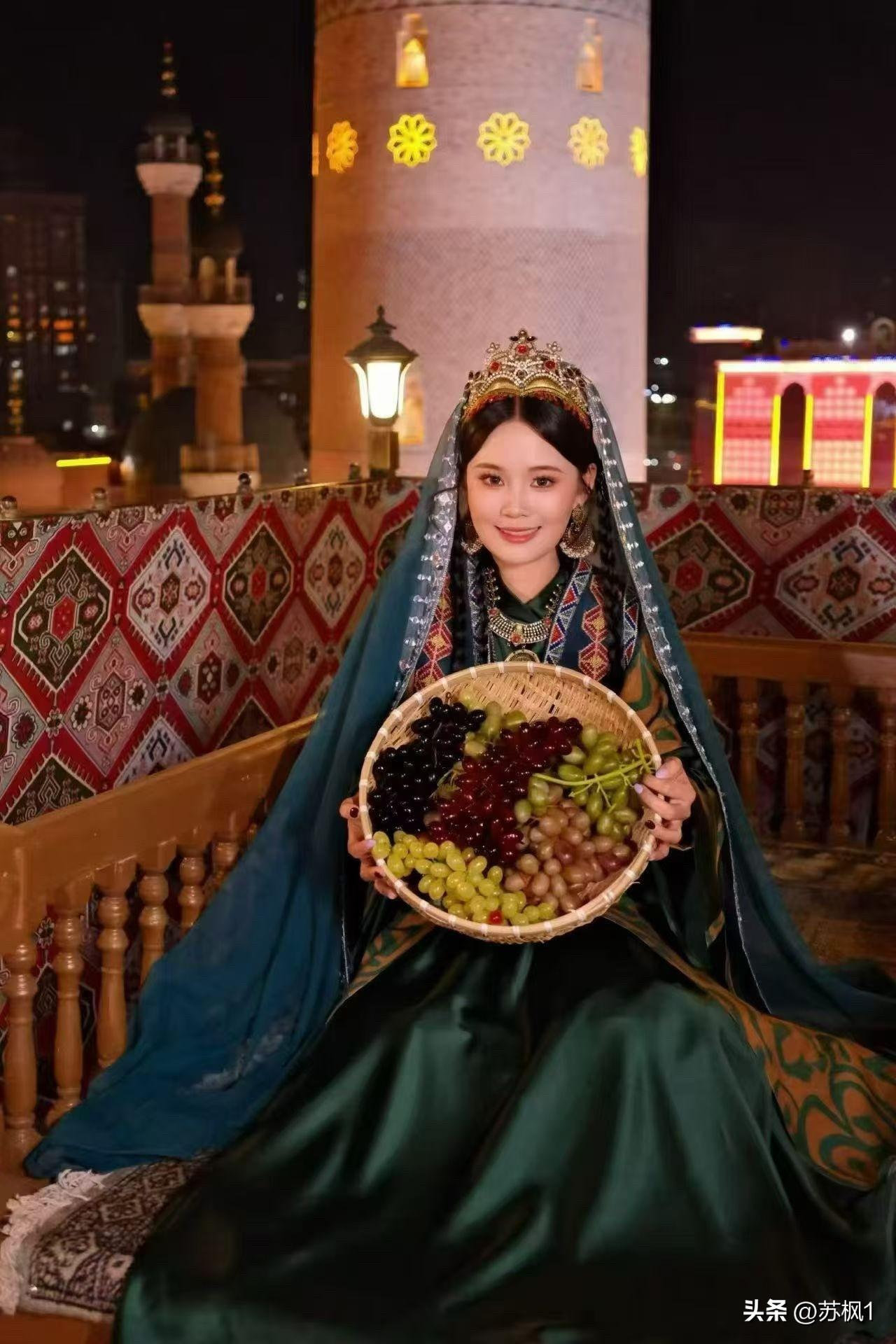 新疆美女别样美！猜猜她是哪个民族的？她手中拿的是什么乐器？她头上的金冠代表什么身