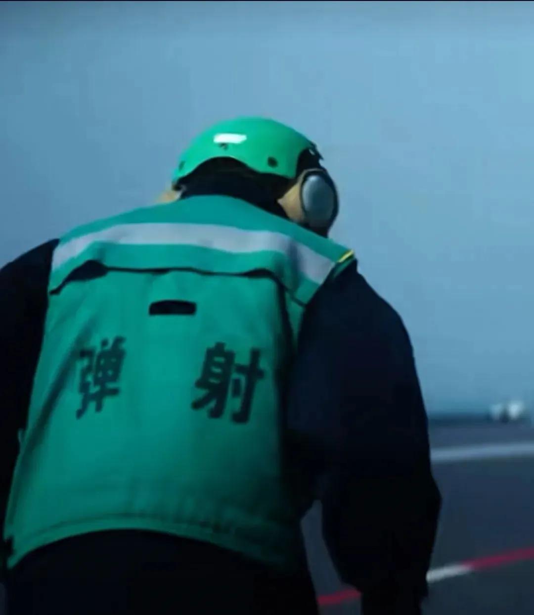 央视大片《攻坚》一景。平直甲板，弹射引导员，反正肯定不是滑跃式起飞航母上应该有的