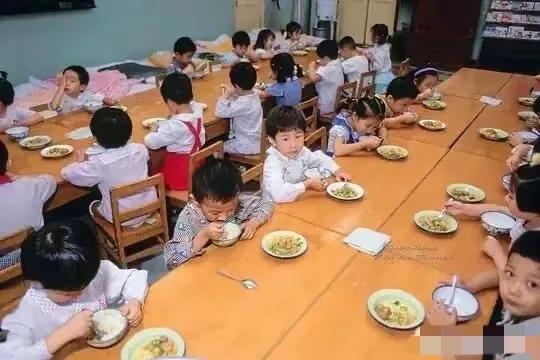 1991年的北京幼儿园，比现在很多地方幼儿园还要强，不愧是首都啊……

1991