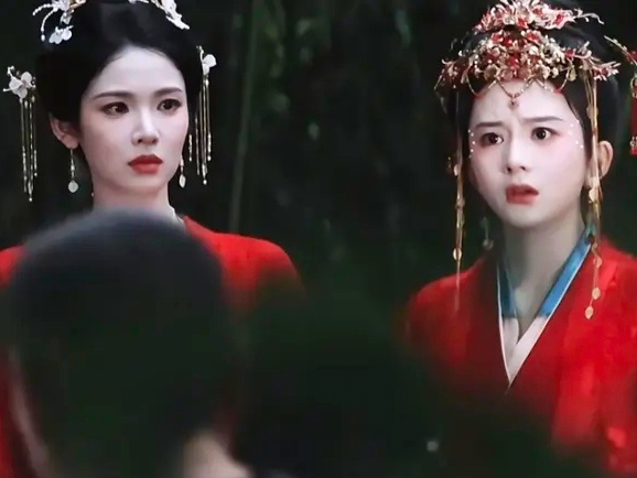 这两个美女同框，你们觉得谁赢了？ 