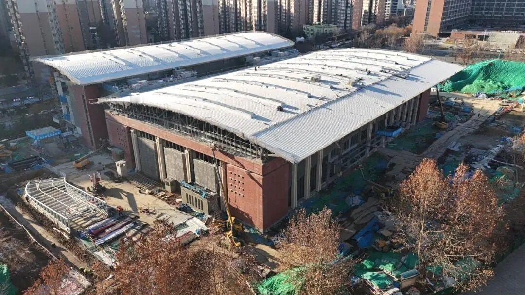 快讯！近日，西安理工大学体育馆项目顺利完成外立面施工，标志着这一重点工程迈入新阶