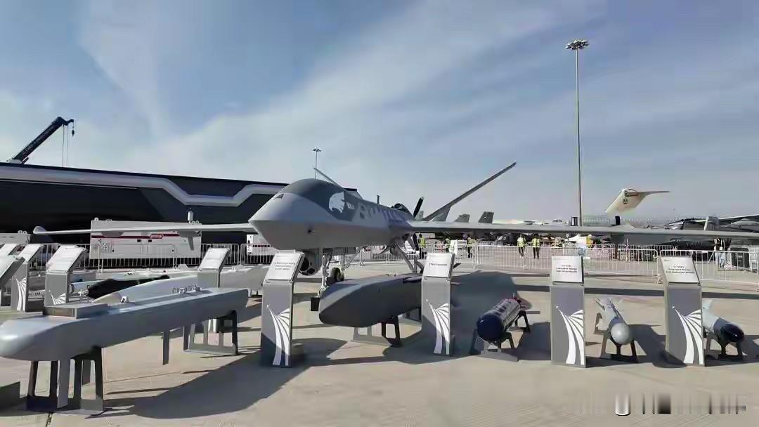 中国制造的翼龙-X大型察打一体无人机，1:1全尺寸模型及配套弹药，亮相中东202