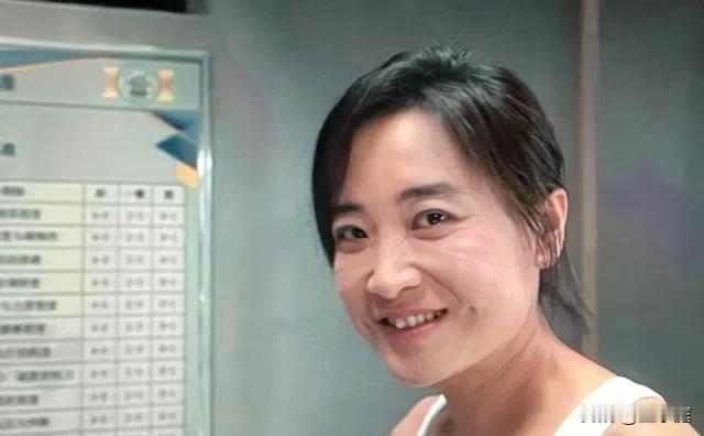 贾玲的近照来了，虽然瘦掉了100斤，但确确实实看起来老了很多！现在的她脸上多了很