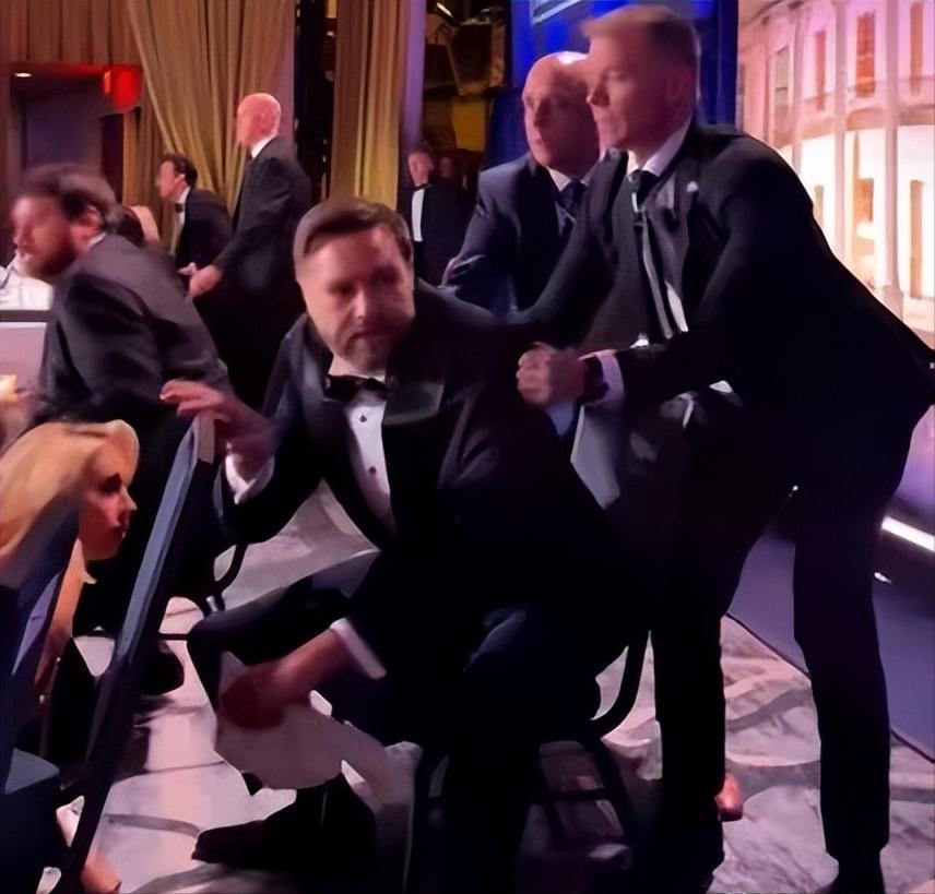 万斯，没有把握住机会！ 当听到枪声后，万斯不该第一时间撤离，如果当时大喊一声“保