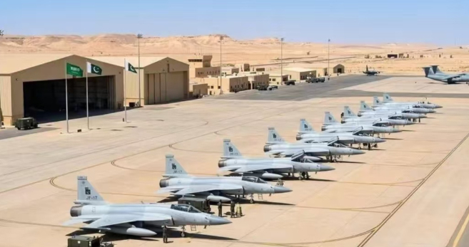 戳破以色列假旗行动，12架枭龙战机一字排开，沙特松了一口气！巴基斯坦此次部署的空