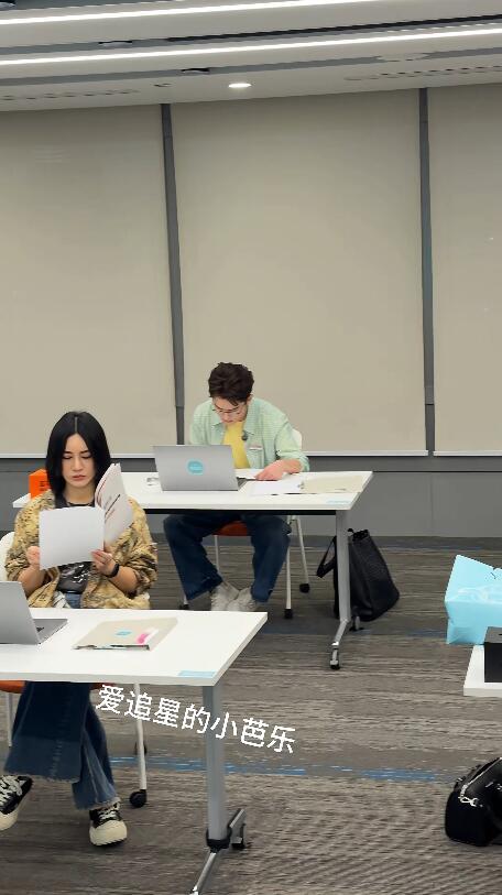 老板干活我下班 老板考试我度假：李佳琦负重前行旺旺岁月静好