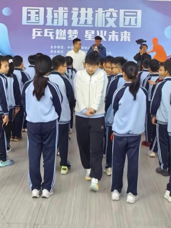 👴🏻：没穿校服的站到最后👧：两点之间直线最短，让我挤挤 