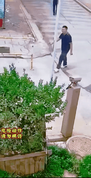 这两夫妻进小区没有走正常的大门，看着前面有一辆车进去，收费的杆子抬起来，冲着这个