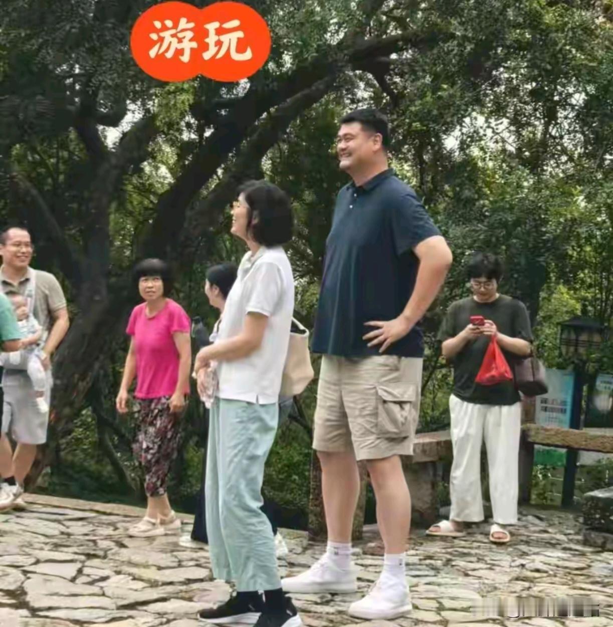近日有网友在苏州太湖偶遇姚明一家出游

画面温馨有爱姚明身姿挺拔
看上去比以前更