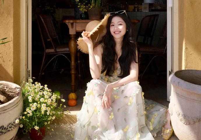 庄园不逃公主来啦[举手]向着阳光的花田小精灵🧚李兰迪花瓣裙完全是公主级别 ​​