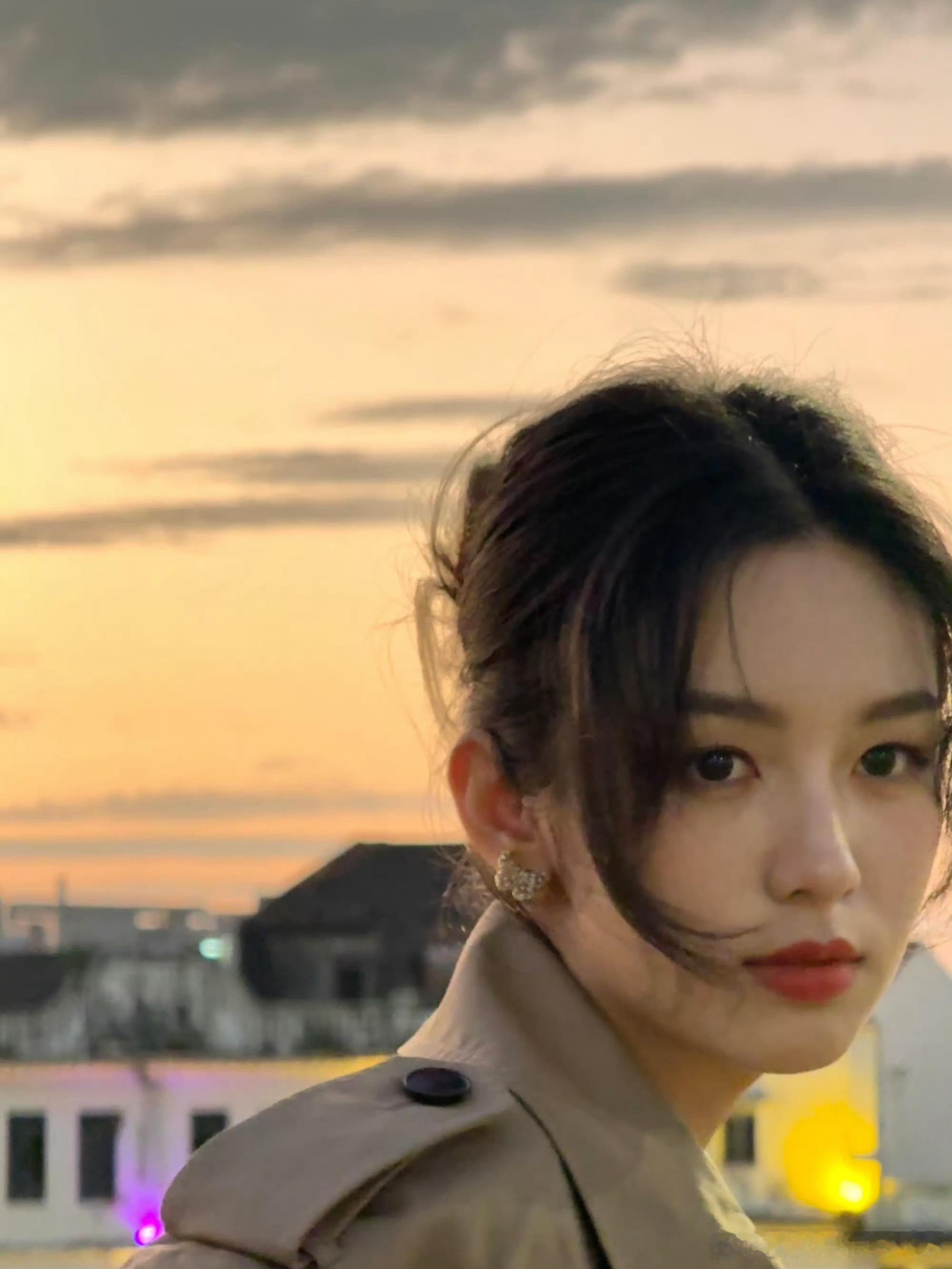 周也是电竞文女主吧又美又飒说的就是周也吧，电竞造型自带疏离感，打起游戏眼里全是光
