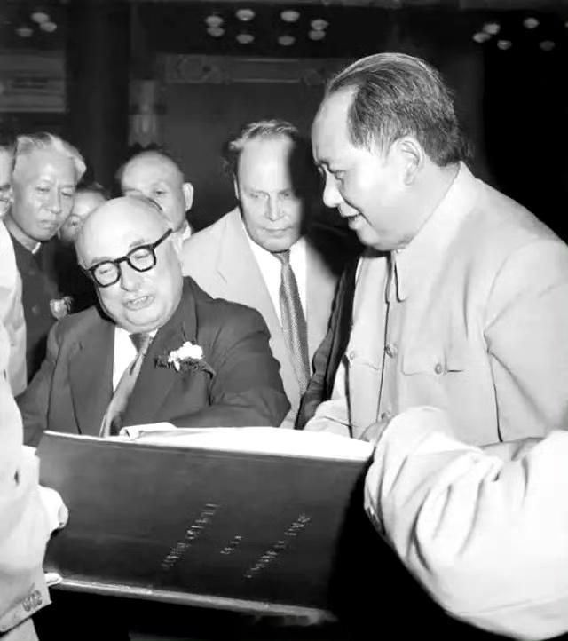 1956年9月，法国共产党代表团团长向教员赠送巴黎公社时期的报纸。他了解教员有报