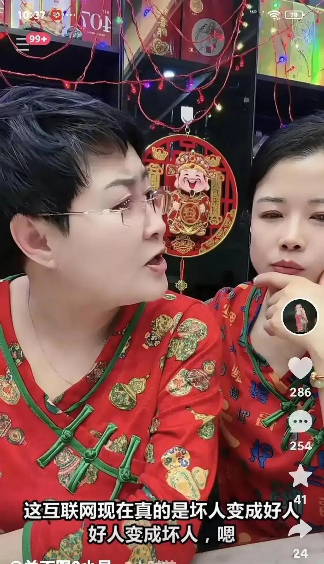 12年自费春晚被剪成30秒怒骂
 
那天零下18度，闫学晶站在工地临时舞台边，手