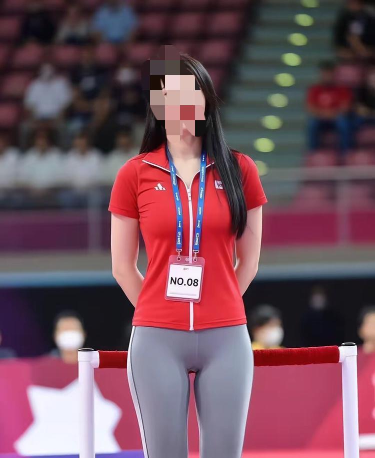 瑜伽裤美是真的美，舒服也是真的舒服，但把它穿去体育执教执裁，这事真的越想越别扭！