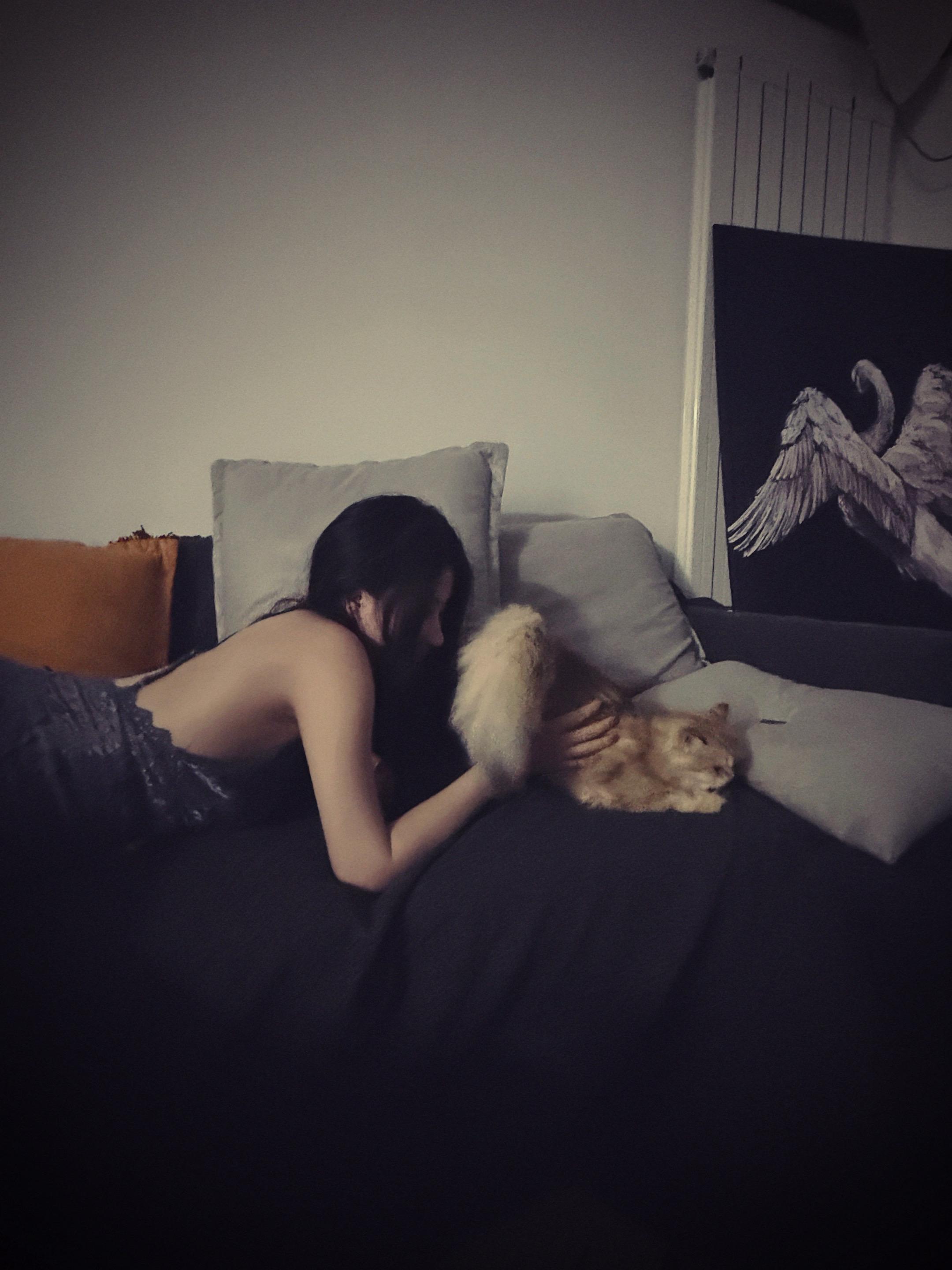 爱是一种信息不对称而产生的崇拜感。