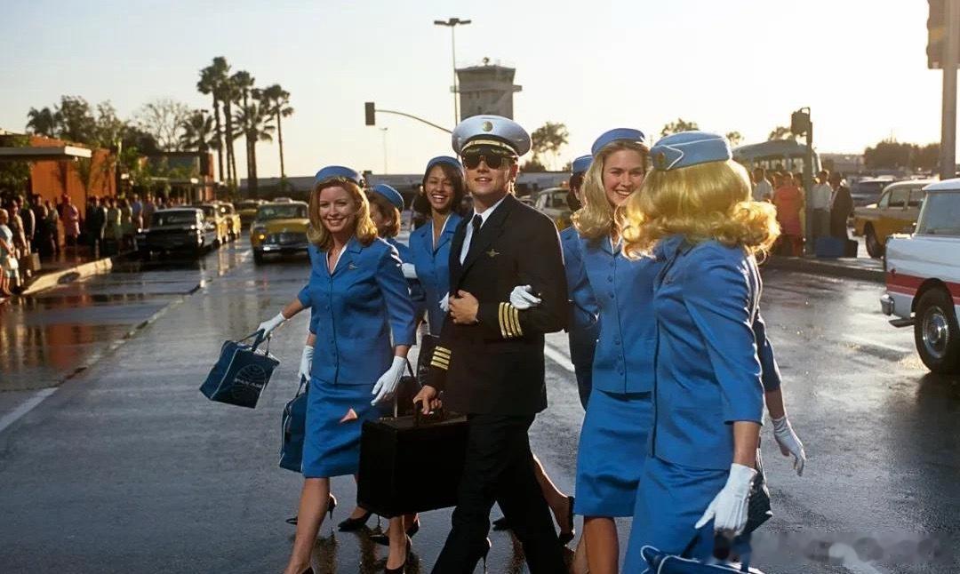 想到了小李子的猫鼠游戏，就是假冒飞行员👨✈️男子假冒飞行员与100多名女性暧昧