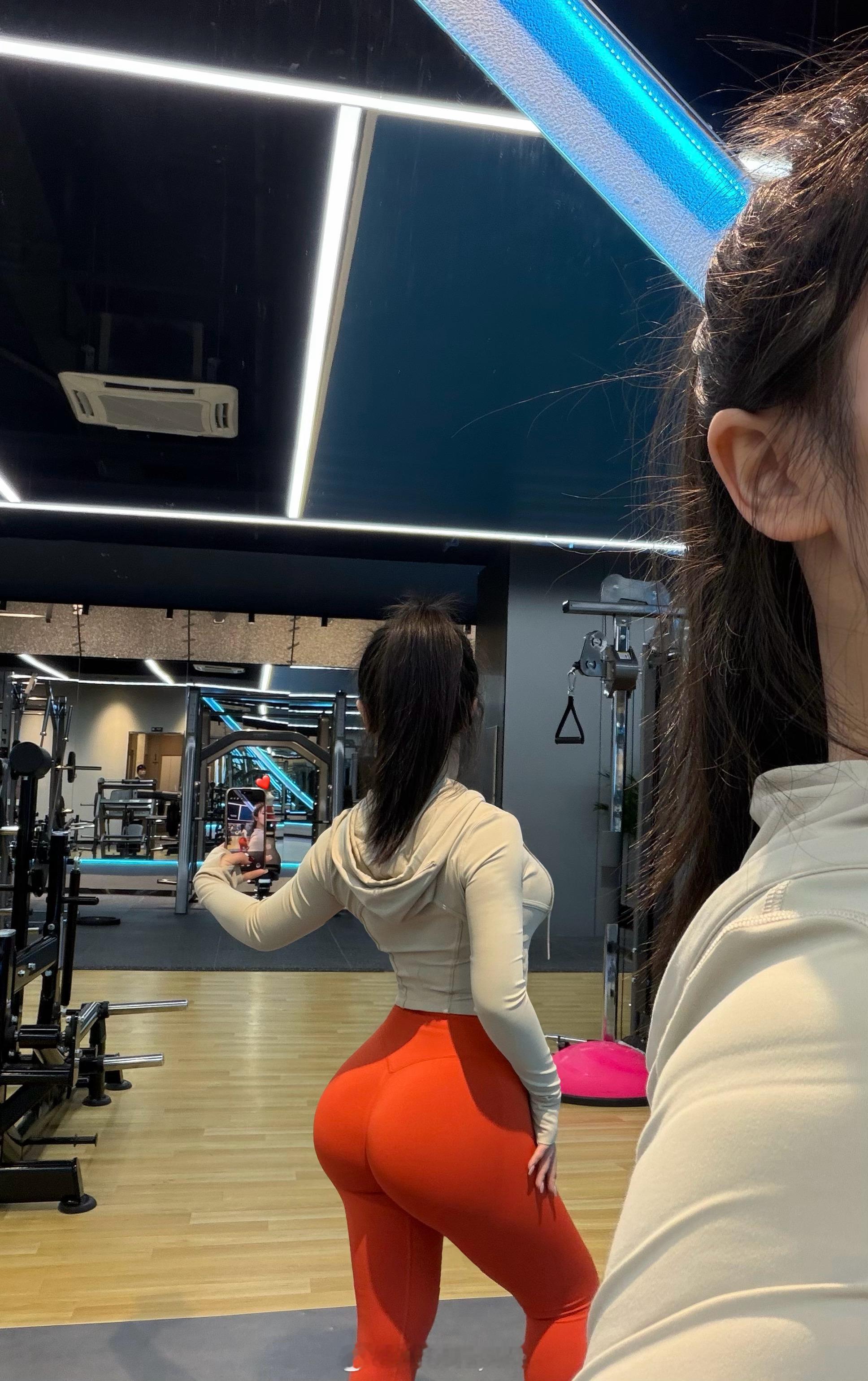 正是拼的年纪 臀腿训练打卡 