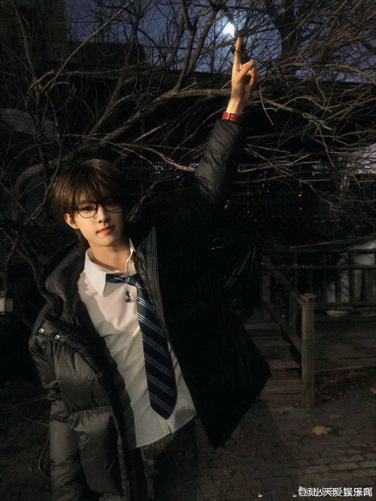 张泽禹昨天晚上天上的大月亮张泽禹月夜随拍 张泽禹的月夜随拍太绝了，黑框眼镜加持高