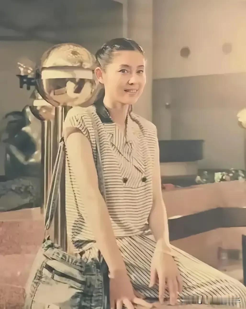 这是24岁的倪萍，陈凯歌要是早点遇见青年倪萍一定会后悔，那是1983年 倪萍在后