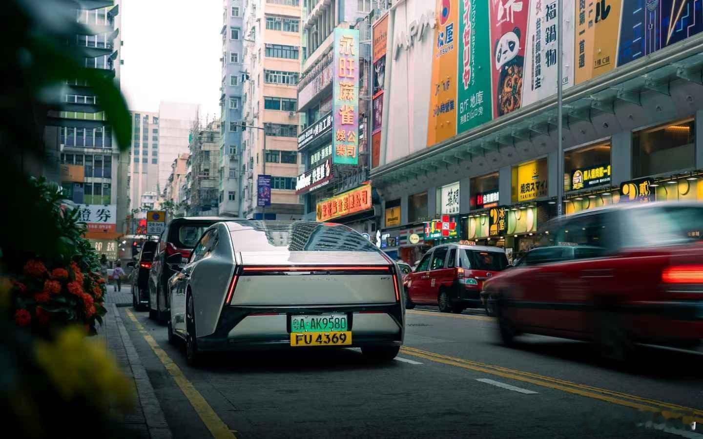 小鹏P7首次亮相香港街头今日香港街头惊现全新小鹏P7，其既未来又时尚的原创设计，