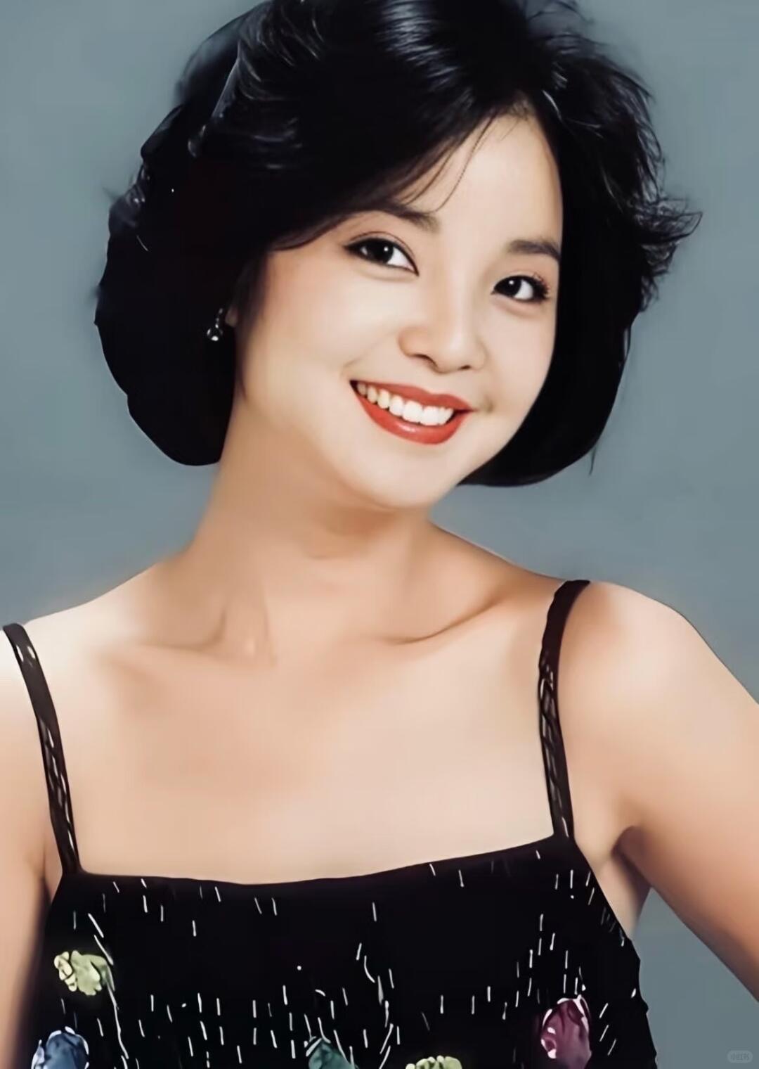 她的嗓音如天鹅绒般柔和通透，咬字字正腔圆，换气几乎不留痕迹，高音也可以轻轻唱出来