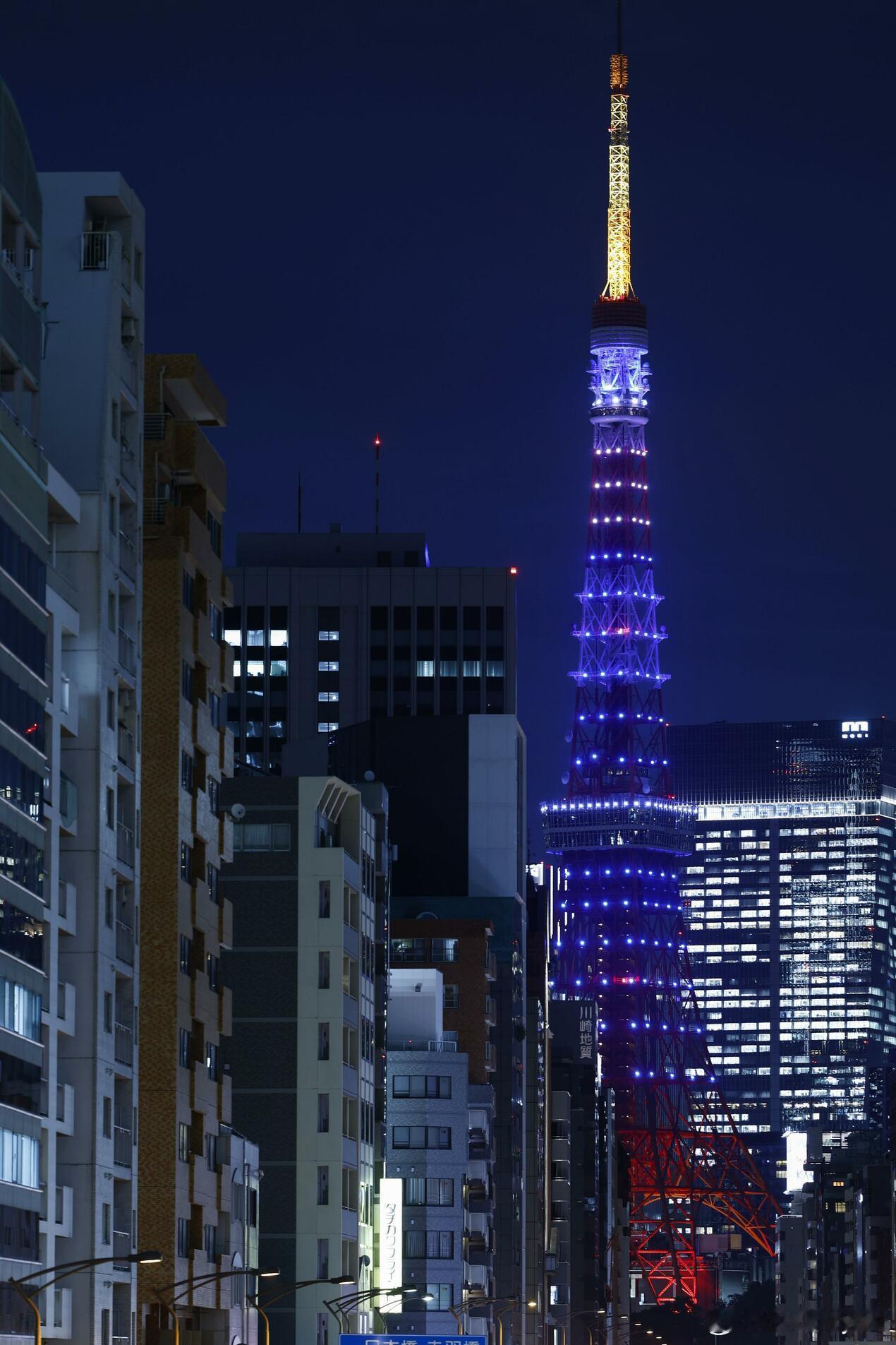东京塔亮蓝灯为日本队世界杯征程助威海外新鲜事世界杯大V说 在美加墨世界杯期间，日