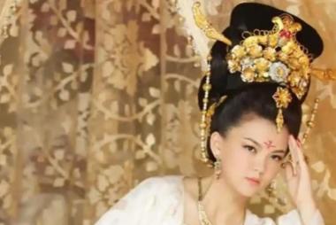 公元698年，太平公主在一个夜晚宠幸了四名男子，到了第二天清早，丫鬟们低着头去整