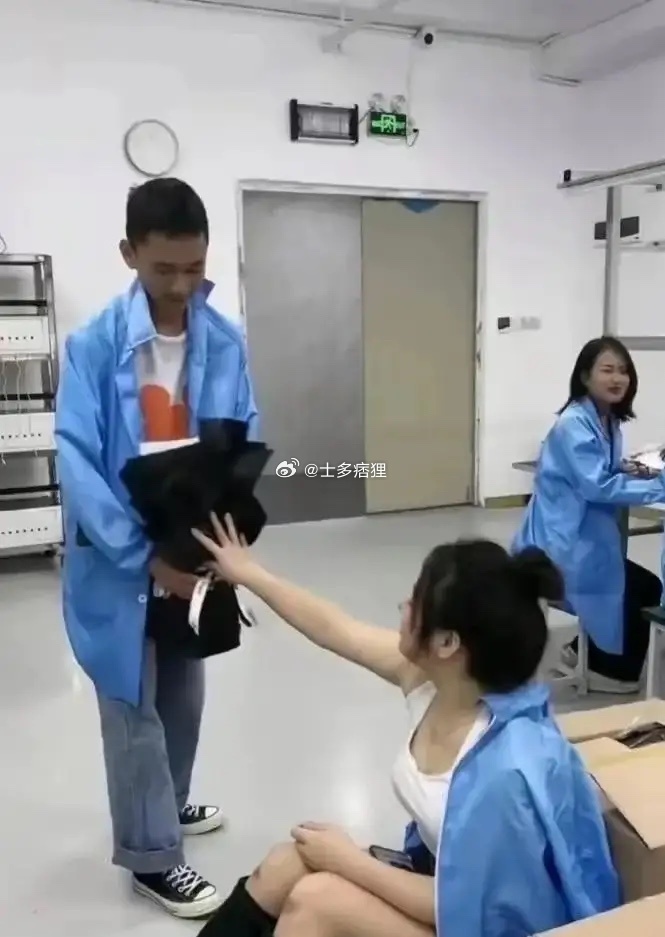 电子厂的“爱情”，都是在哄笑中收场 